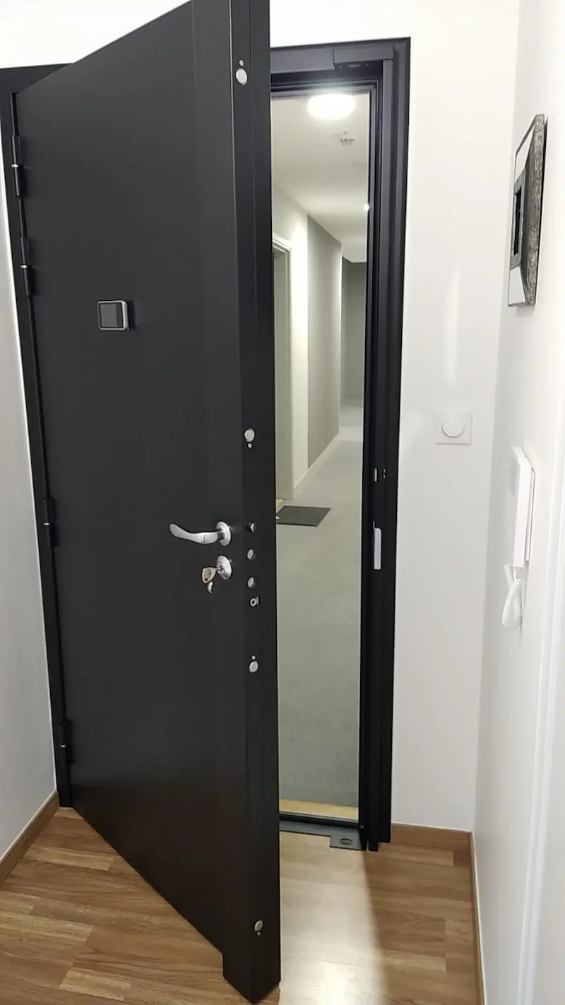 Porte d'entrée résidentielle — blindage et renforcement