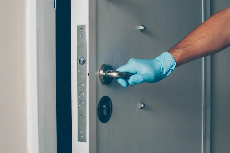 Serrure de porte close-up — ouverture de porte